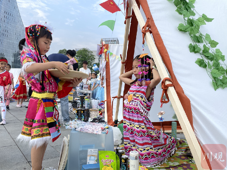 100顶帐篷、100个环球都会成都中欧中央“邦际范”六一集市开开云全站张啦(图4)